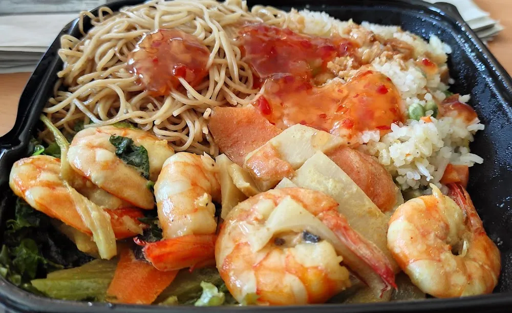 Pâtes Asiatiques Aux Petits Légumes Et Queues de Crevettes Très Bonnes